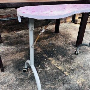 Mesa en hierro y madera lustre oscuro + mesa rodante color rosa