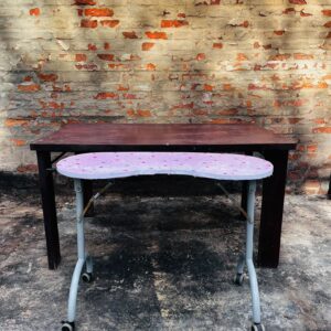 Mesa en hierro y madera lustre oscuro + mesa rodante color rosa