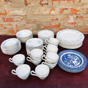 Lote x73 piezas de loza: platos, platillos, pocillos, tazas