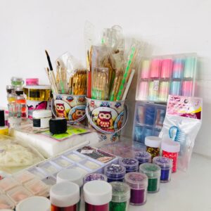 Lote x95 artículos para uñas: pinceles, tips, limpiadores, y otros