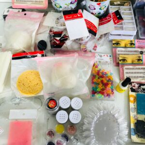 Lote x125 artículos para uñas: pinceles , pestañas, tips y otros