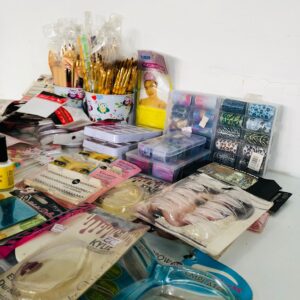 Lote x125 artículos para uñas: pinceles , pestañas, tips y otros