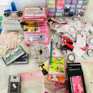 Lote x120 artículos para uñas: pinceles, brillo, pestañas, laminas y otros