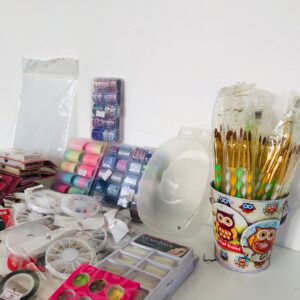 Lote x120 artículos para uñas: pinceles, brillo, pestañas, laminas y otros