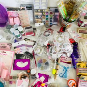 Lote x125 artículos para uñas: limas para tornos, brillos, tips, pinceles recipientes y otros