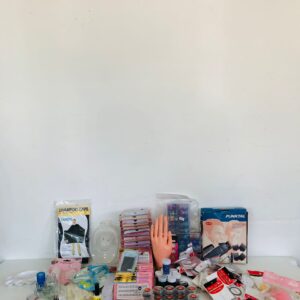 Lote x150 artículos para uñas: pestañas, tips, afeitadora, brillitos, limas para tornos y otros