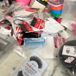 Lote x130 artículos para uñas: pestañas, tips, brillos, limas y otros