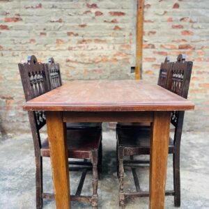 Mesa en madera + 4 sillas en madera respaldo alto
