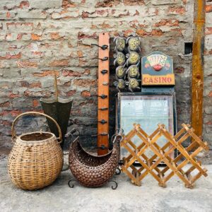 Lote x9 art: canastos de mimbre, perchero, paragüero en bronce, revistero, botellero y otros