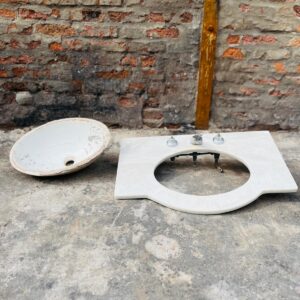 Mesada en mármol para baño con bacha y canilla