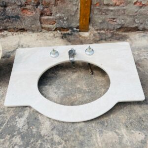 Mesada en mármol para baño con bacha y canilla