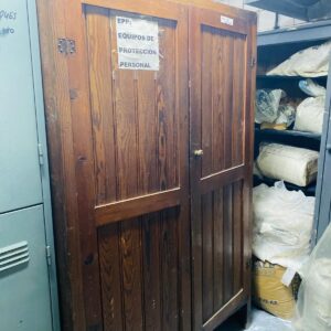 Lote mueble + 45 artículos de seguridad aprox: mascaras, cascos, guantes de goma, cofias, túnicas, zapatones, guantes de látex, lentes y otros 1,72x1,08x0,53m