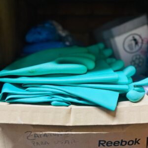 Lote mueble + 45 artículos de seguridad aprox: mascaras, cascos, guantes de goma, cofias, túnicas, zapatones, guantes de látex, lentes y otros 1,72x1,08x0,53m