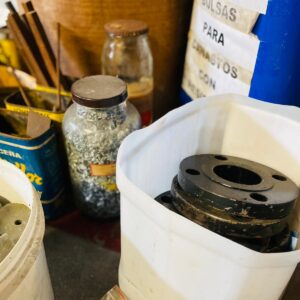 Lote de metales varios: aluminio, bronce, hierro, plomo, acero inoxidable y otros