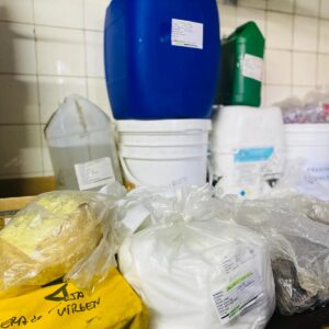 Lote x22 artículos: frascos vírgenes, cera, tolueno toluol, alcohol etílico y otros