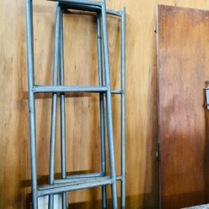 Lote mesa con caballetes + puerta+ 4 estructuras en caño