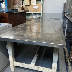 Mesa de madera con tapa de acero inoxidable
