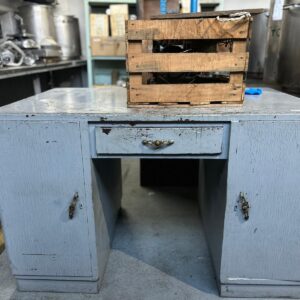Lote escritorio de madera color gris + radio antigua