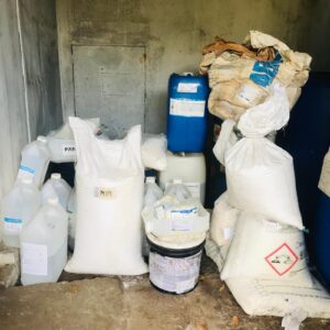 M69: Lote de materias primas: aceite de almendras, d-limoneno, propilenglicol, aceite de silicona 100 y 1000, B.H.T lubricante de molbdeno, cretanolamina, vaselina liquida y otros