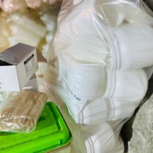 Lote baldes de plástico, frascos ámbar, bandejas de aluminio, botellas con tapa, potes de plástico, jeringas con aguja, tubo pastillero y otros