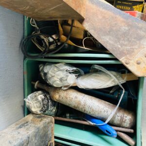 Lote herramientas manuales, envases para desodorante en barra, frascos de vidrio perfumeros, conexiones neumáticas, serrucho y otros
