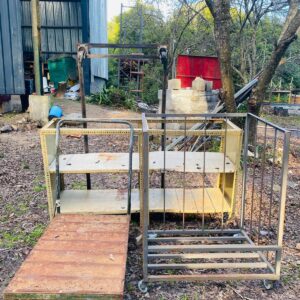 Lote x4 artículos: carro, estructura rodante baja, canasto rodante y estantería de metal