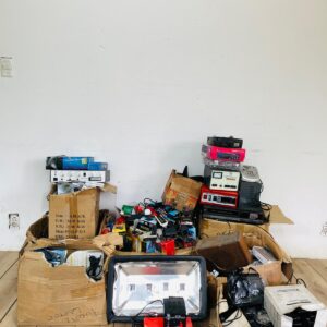 Lote de varios: controles, tiras led, foco, convertidores, transformadores, radio para auto, antenas, cargadores de baterías y otros