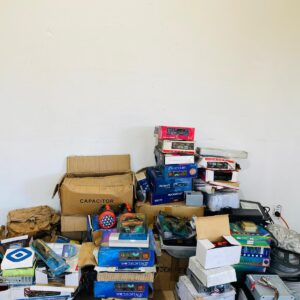 Lote de varios: radios para autos, linternas, focos, cargador de batería, rollos de tiras led, cargador de pilas y otros