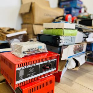 Lote de varios: radios para autos, linternas, focos, cargador de batería, rollos de tiras led, cargador de pilas y otros