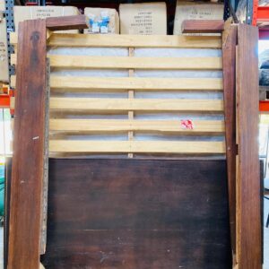 Cama de 2 plazas desarmada con respaldo y colchón. 2,03 x 1,90 x 0,30m