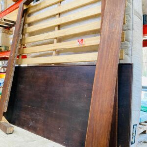 Cama de 2 plazas desarmada con respaldo y colchón. 2,03 x 1,90 x 0,30m