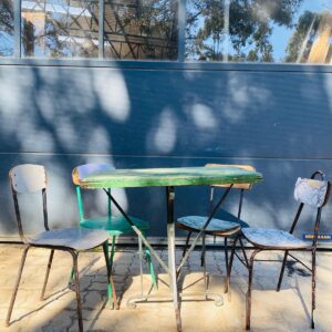 Mesa en madera + 4 sillas (escolar)