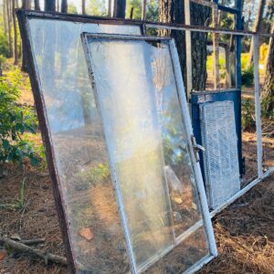 Puerta en hierro + 2 hojas de ventana y marco