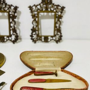 Lote x6 artículos de bronce: marcos, kit de sello y otros