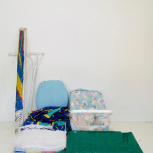 Lote x5 artículos: silla de bebé, accesorios para catre, lona, sombrilla y otros