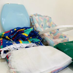 Lote x5 artículos: silla de bebé, accesorios para catre, lona, sombrilla y otros