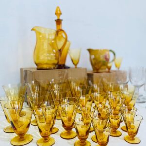 Lote x49 artículos de cristal: copas, jarras, botella y otros