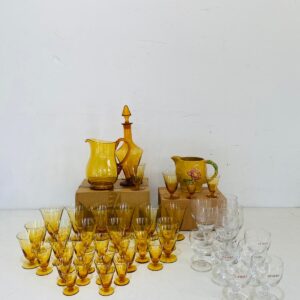 Lote x49 artículos de cristal: copas, jarras, botella y otros