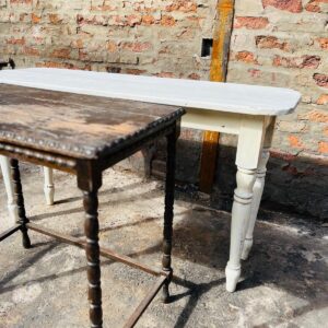 Lote x2 mesas de madera: marrón y blanca