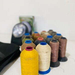 Lote x20 artículos: bobinas de hilos, porta cd , luz a pila y otros