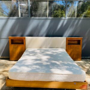 Cama 2 plazas en madera con respaldo y colchón