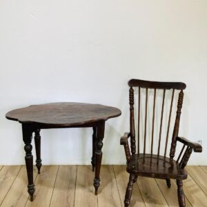 Mesa y silla en madera lustre oscuro