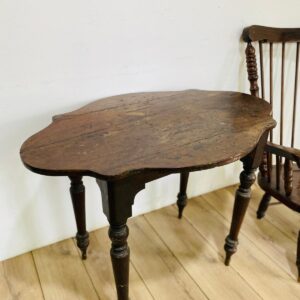 Mesa y silla en madera lustre oscuro