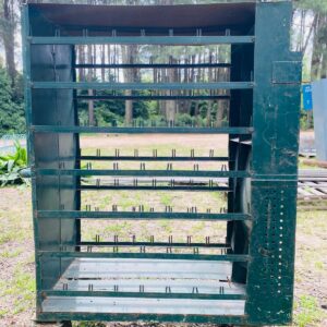 Exhibidor rodante en hierro, color verde