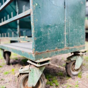 Exhibidor rodante en hierro, color verde