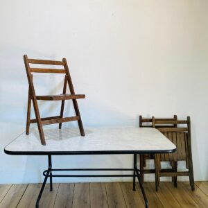 Mesa de carmica + 3 sillas plegables de madera