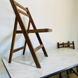 Mesa de carmica + 3 sillas plegables de madera