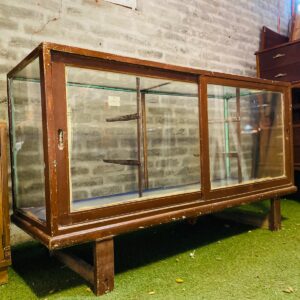 Vitrina en madera y vidrio
