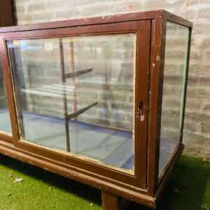 Vitrina en madera y vidrio