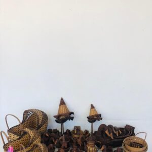 Lote x45 adornos en mimbre: coches, canastos, patos, paraguas y otros